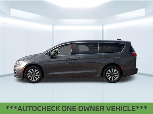 Used 2023 Chrysler Pacifica Touring-L FWD image 2