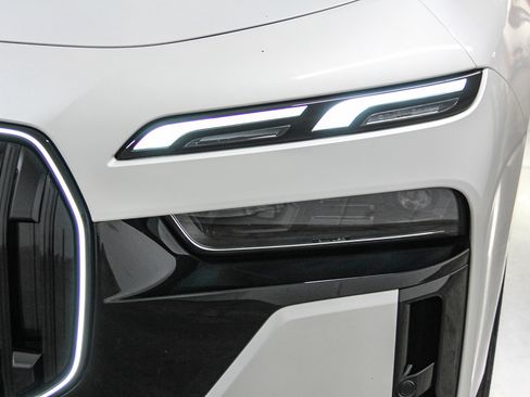 Used 2025 BMW i7 xDrive60 image 10