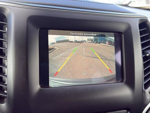 Used 2019 Jeep Cherokee Latitude Plus w/ Cold Weather Group image 10