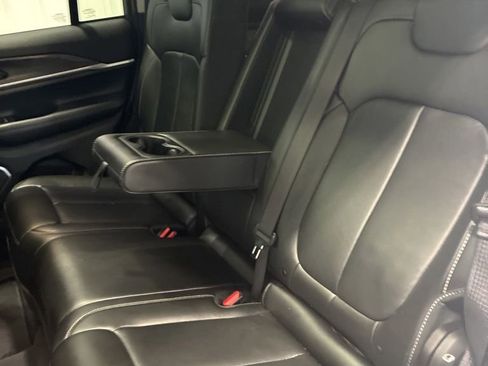 Used 2023 Jeep Grand Cherokee Limited w/ Black Appearance Package AWD/4WD image 37