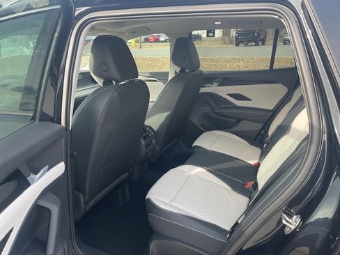 New 2025 Volkswagen Tiguan SE image 6