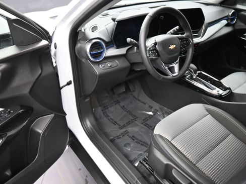 Used 2025 Chevrolet Trax LT w/ Driver Confidence Package image 12