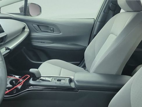 Used 2024 Toyota Prius LE FWD image 3