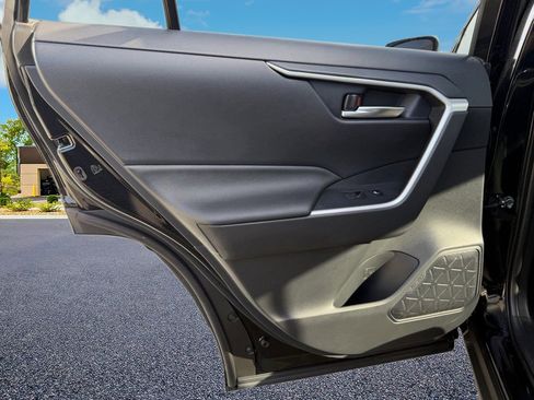 Used 2024 Toyota RAV4 SE image 27