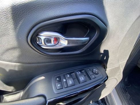 Used 2021 Jeep Cherokee Latitude Plus AWD/4WD image 13