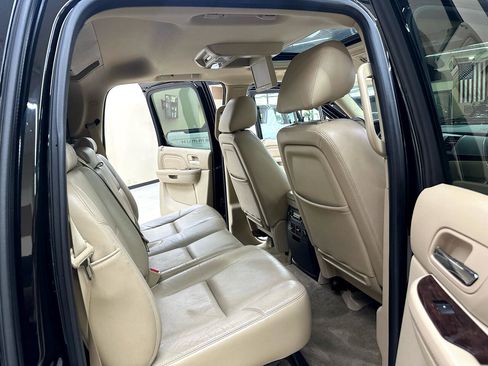 Used 2011 Cadillac Escalade EXT Premium image 36