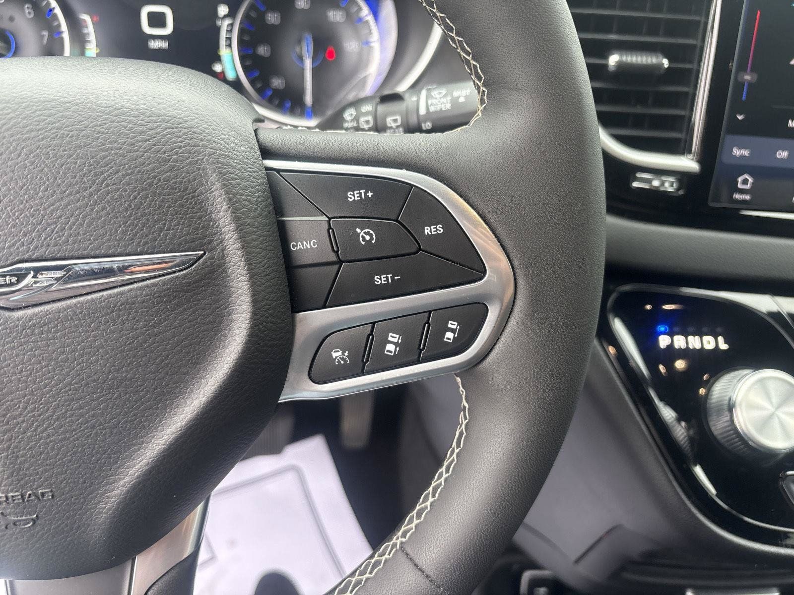 Used 2026 Chrysler Pacifica Select FWD image 19