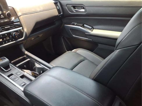 Used 2024 Nissan Pathfinder SL FWD image 13