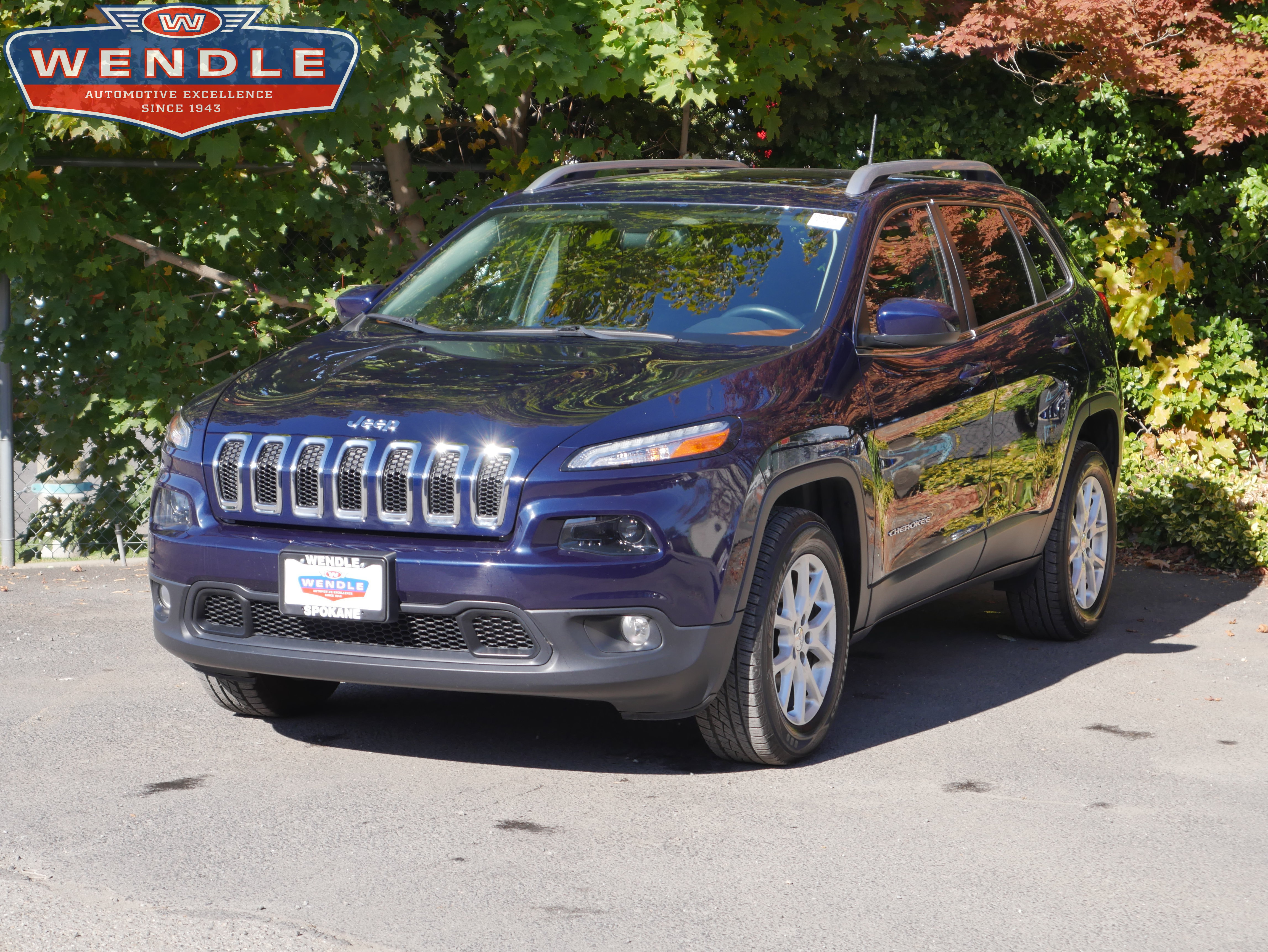 Used 2016 Jeep Cherokee Latitude w/ Comfort/Convenience Group AWD/4WD image 1