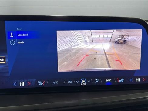 Used 2025 Chevrolet Traverse LT image 15