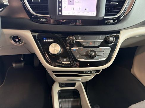 Used 2023 Chrysler Voyager LX FWD image 29