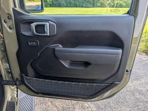 Used 2025 Jeep Wrangler Sport AWD/4WD image 34