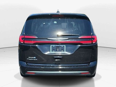 Used 2024 Chrysler Pacifica Touring-L FWD image 4