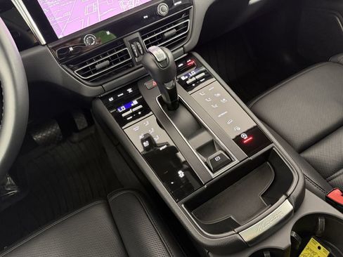 Used 2023 Porsche Macan AWD/4WD image 33