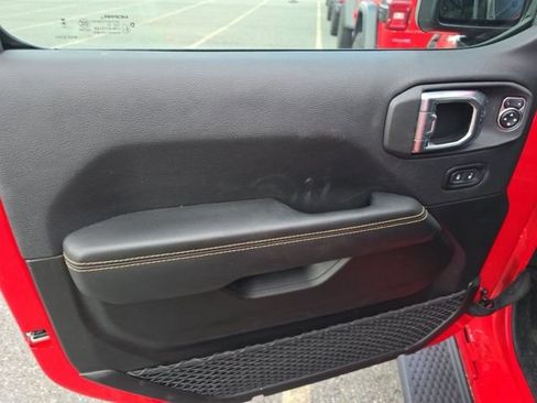 Used 2025 Jeep Wrangler Unlimited Sahara image 9