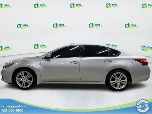 Used 2016 Nissan Altima 3.5 SL w/ 3.5 Technology Package FWD image 9