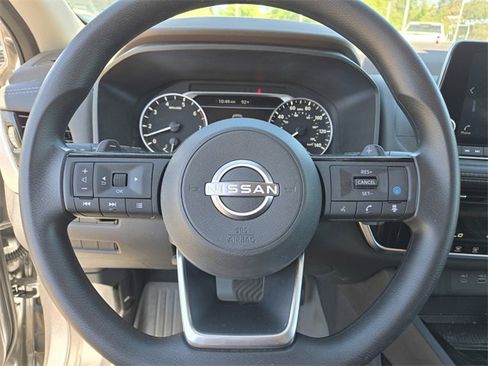 Used 2023 Nissan Rogue SV image 9
