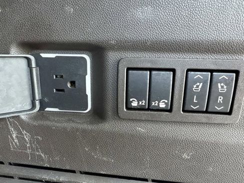 Used 2021 GMC Yukon SLT w/ SLT Premium Package RWD image 14