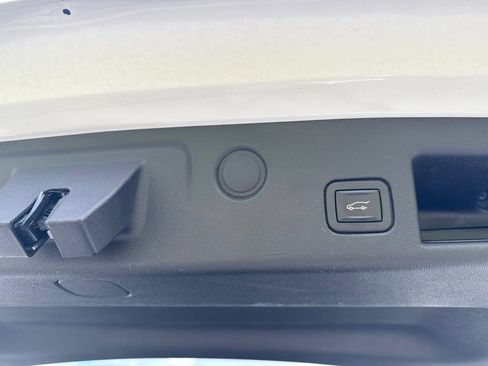 Used 2019 Chevrolet Equinox Premier w/ LPO, Floor Liner Package AWD/4WD image 20