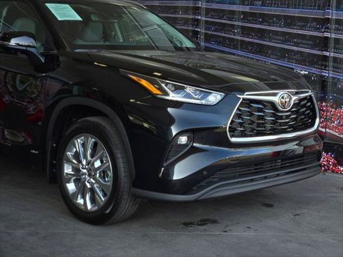 Certified 2026 Toyota Highlander Limited AWD/4WD image 2