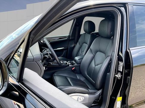 Certified 2026 Porsche Macan AWD/4WD image 5
