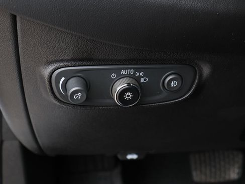 Used 2020 Chevrolet Equinox Premier w/ Premier Redline Edition FWD image 12