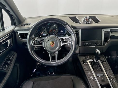 Certified 2018 Porsche Macan image 20
