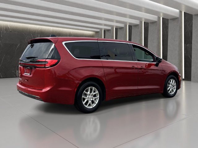 Used 2025 Chrysler Pacifica Select FWD image 6