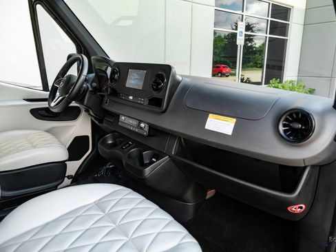 Used 2022 Mercedes-Benz Sprinter 2500 image 35