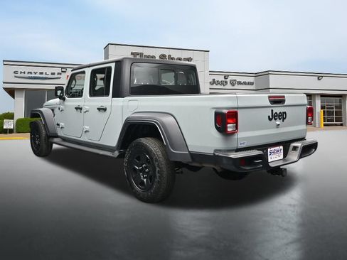 Used 2023 Jeep Gladiator Sport AWD/4WD image 3