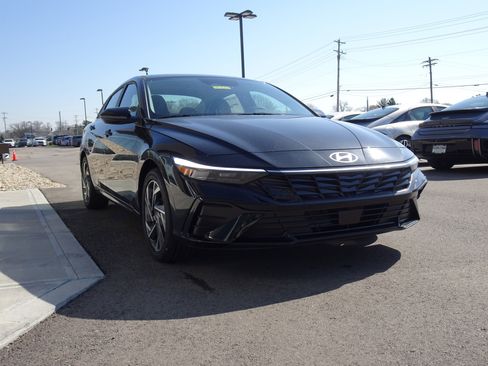 New 2025 Hyundai Elantra SEL image 7