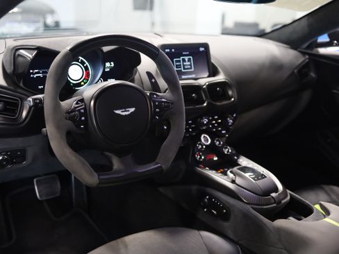 Used 2023 Aston Martin V8 Vantage Coupe RWD image 31