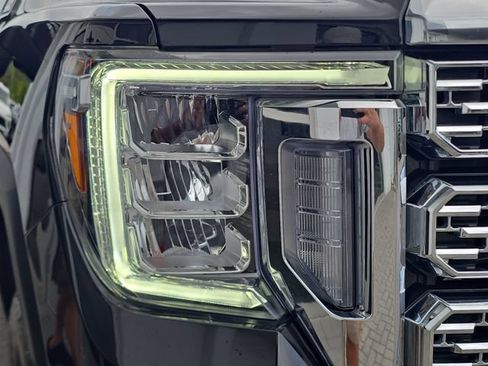 Certified 2022 GMC Sierra 2500 Denali w/ Denali Black Diamond Edition AWD/4WD image 10