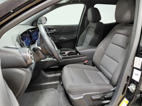 Used 2026 Chevrolet Equinox LT AWD/4WD image 3