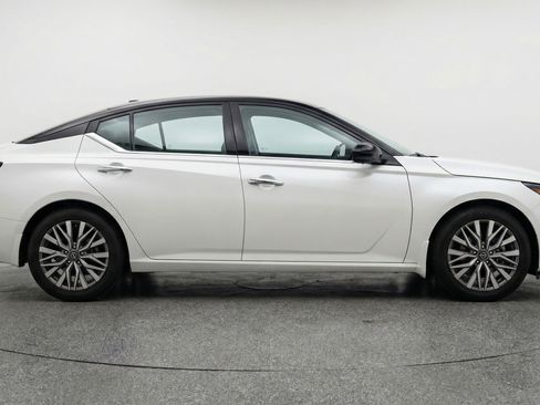 Used 2025 Nissan Altima 2.5 SV image 11