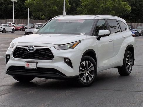Certified 2024 Toyota Highlander XLE AWD/4WD image 2