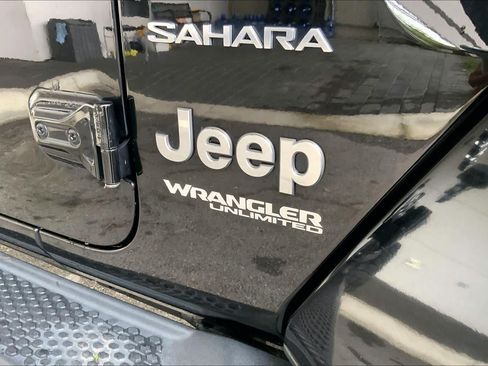 Used 2020 Jeep Wrangler Unlimited Sahara w/ Cold Weather Group AWD/4WD image 33