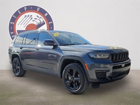 Used 2021 Jeep Grand Cherokee L Laredo image 2