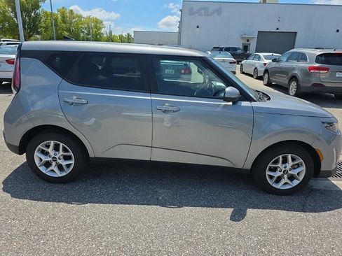 Used 2025 Kia Soul LX w/ LX Technology Package FWD image 8