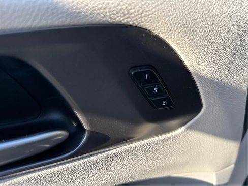 Used 2023 Chrysler Pacifica Touring-L FWD image 20