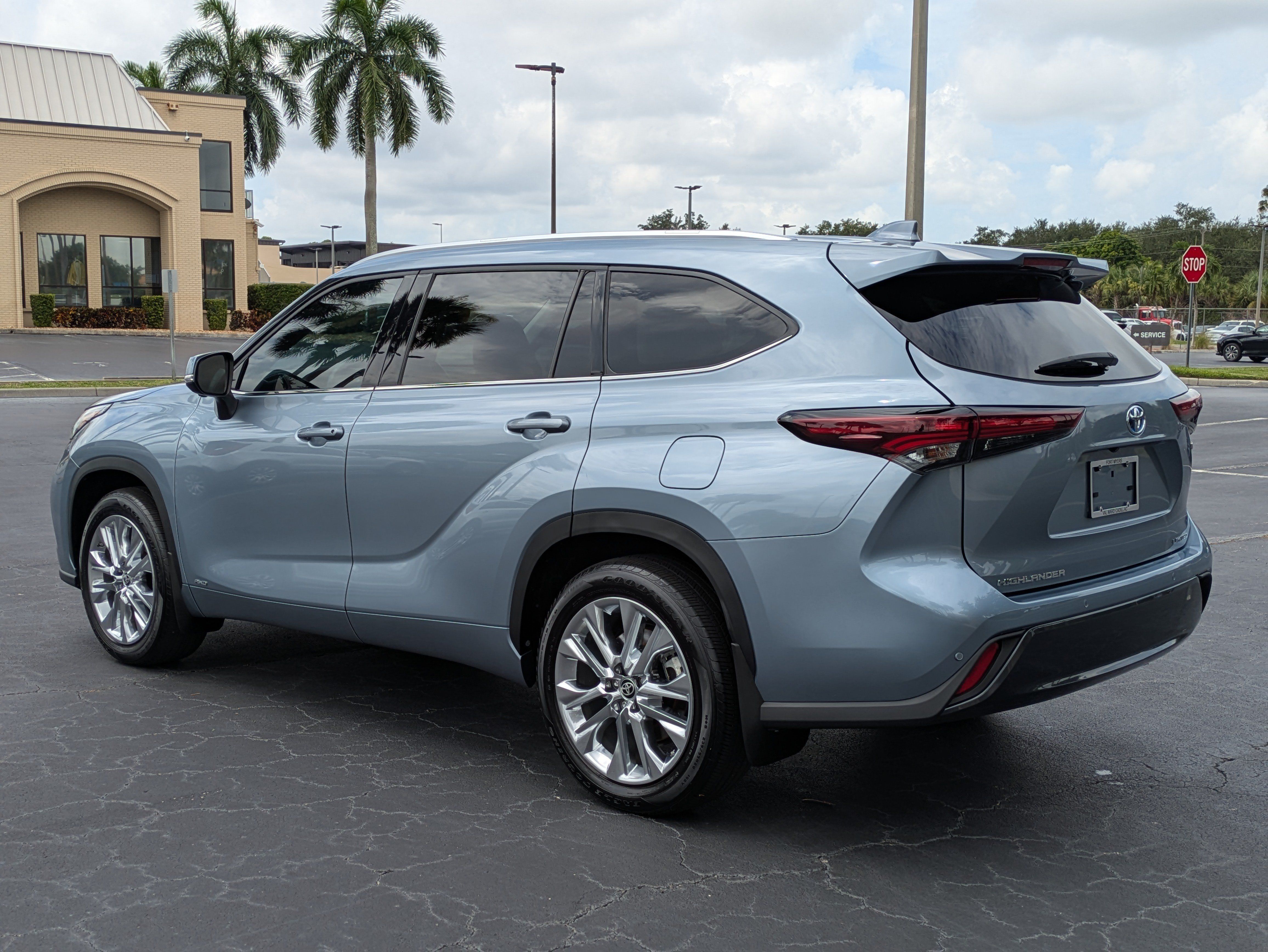 Used 2024 Toyota Highlander Limited AWD/4WD image 4