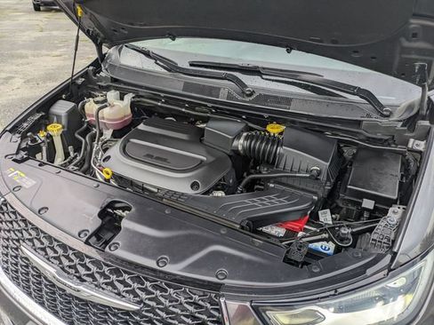 Used 2023 Chrysler Pacifica Touring-L FWD image 37