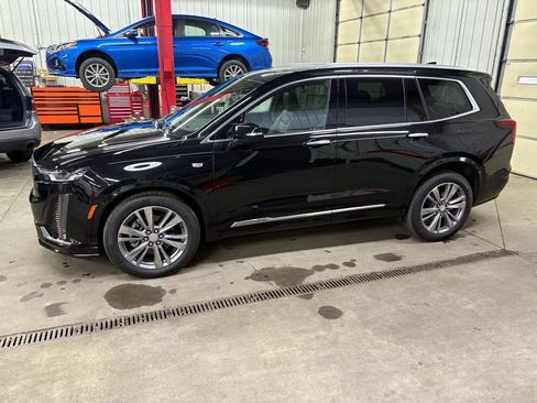 Used 2025 Cadillac XT6 Premium Luxury image 6