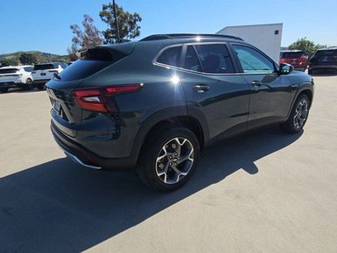 Used 2025 Chevrolet Trax LT w/ Sunroof Package FWD image 8