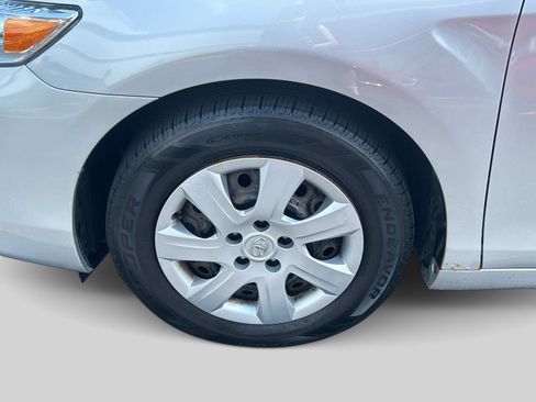 Used 2010 Toyota Camry LE image 9