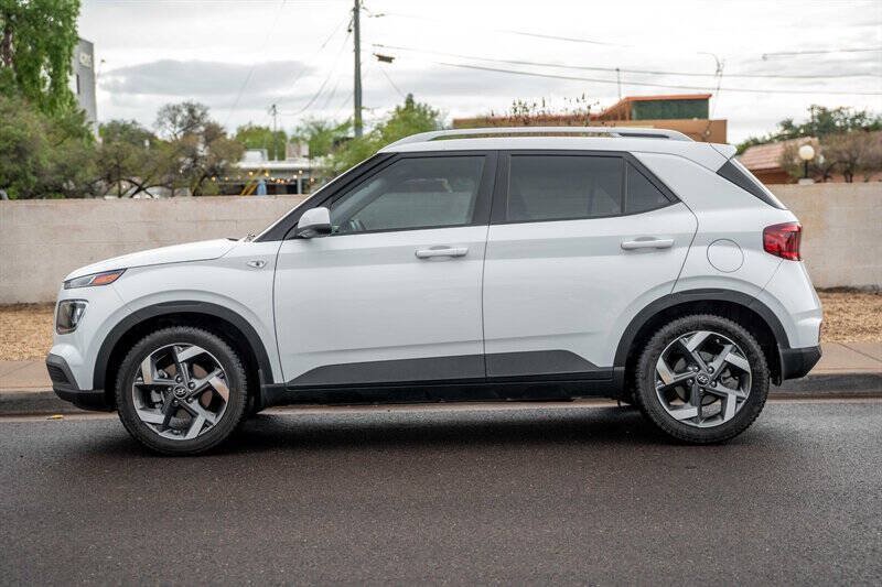 Used 2022 Hyundai Venue SEL FWD image 2