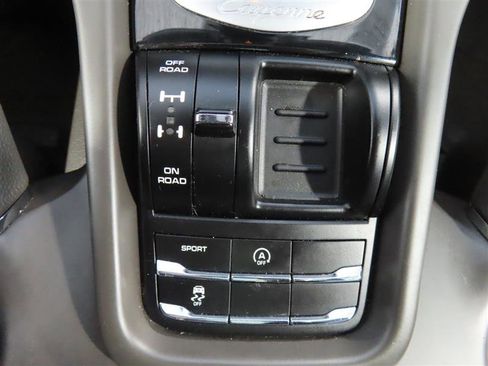 Used 2017 Porsche Cayenne Platinum Edition w/ Premium Package Plus (PJX) image 30