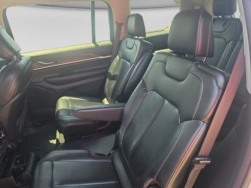 Used 2023 Jeep Grand Cherokee L Limited w/ Black Appearance Package AWD/4WD image 18