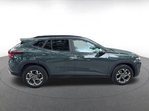 Used 2025 Chevrolet Trax LT FWD image 8