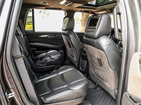Used 2017 Cadillac Escalade Platinum image 32